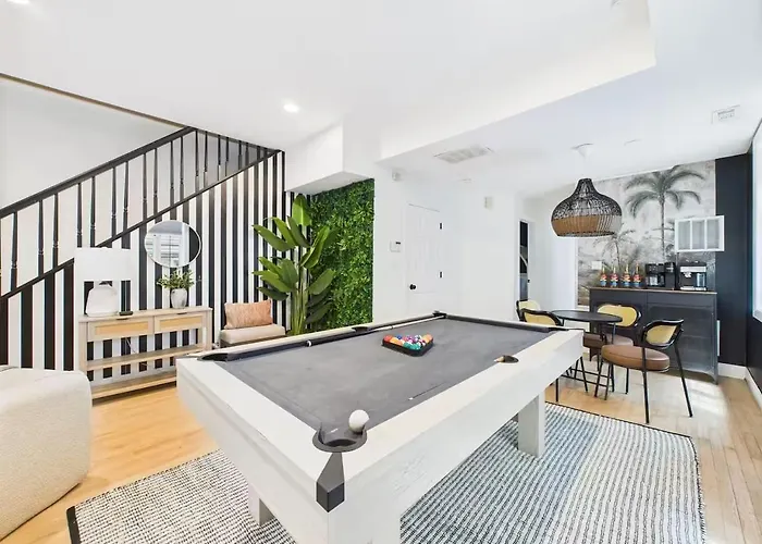 Historic Estate 10 Bedroom Sleeps 16, Game Hébergement de vacances Chicago