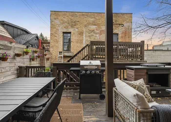Historic Estate 10 Bedroom Sleeps 16, Game Chicago