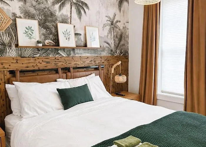 Historic Estate 10 Bedroom Sleeps 16, Game *